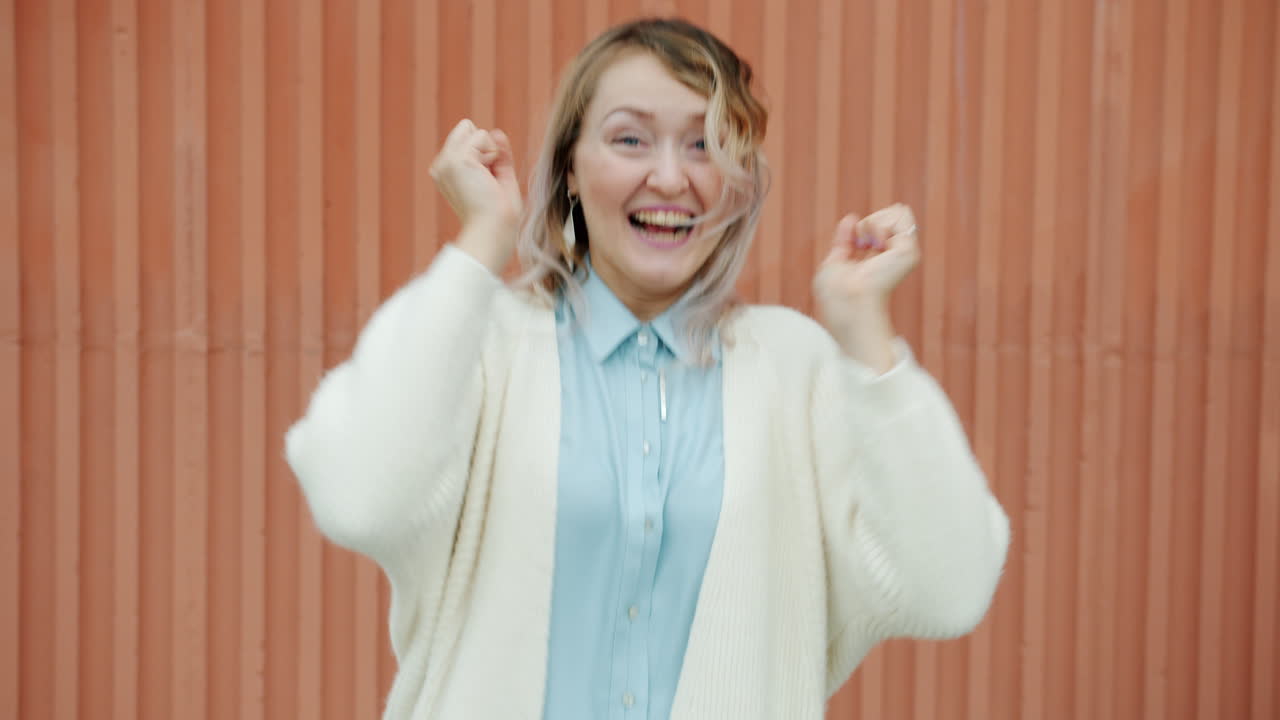 mujer expresando alegría