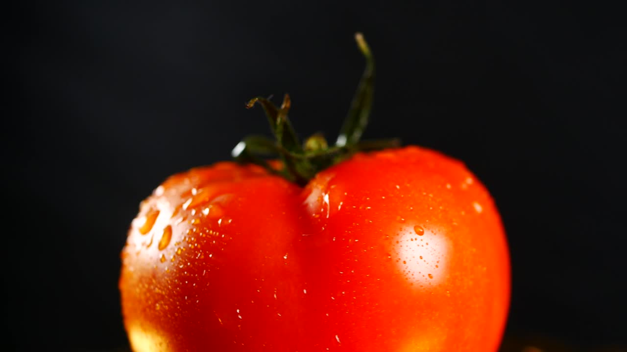 검은 바탕에 있는 유기농 은 토마토