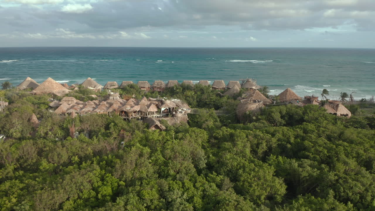 la selva maya alberga un conjunto único de maravillas arquitectónicas a lo largo de la playa de tulum en méxico