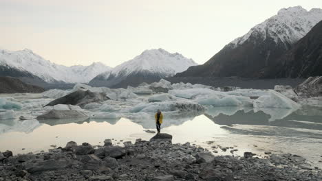 Frau-Steht-Mitten-Im-Tasman-Lake-In-Neuseeland