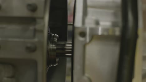 vista de cerca de un componente de la transmisión del motor