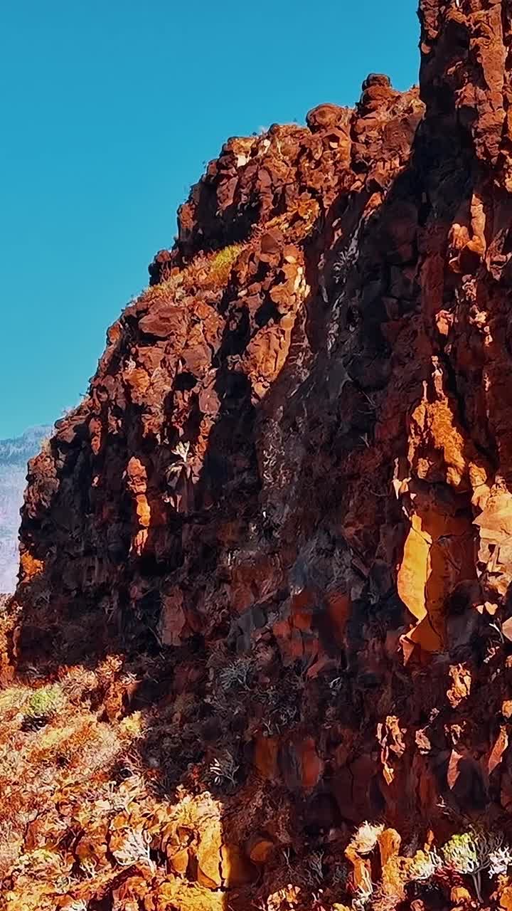 Esplorando il paesaggio roccioso di Gran Canaria in Spagna dall'alto