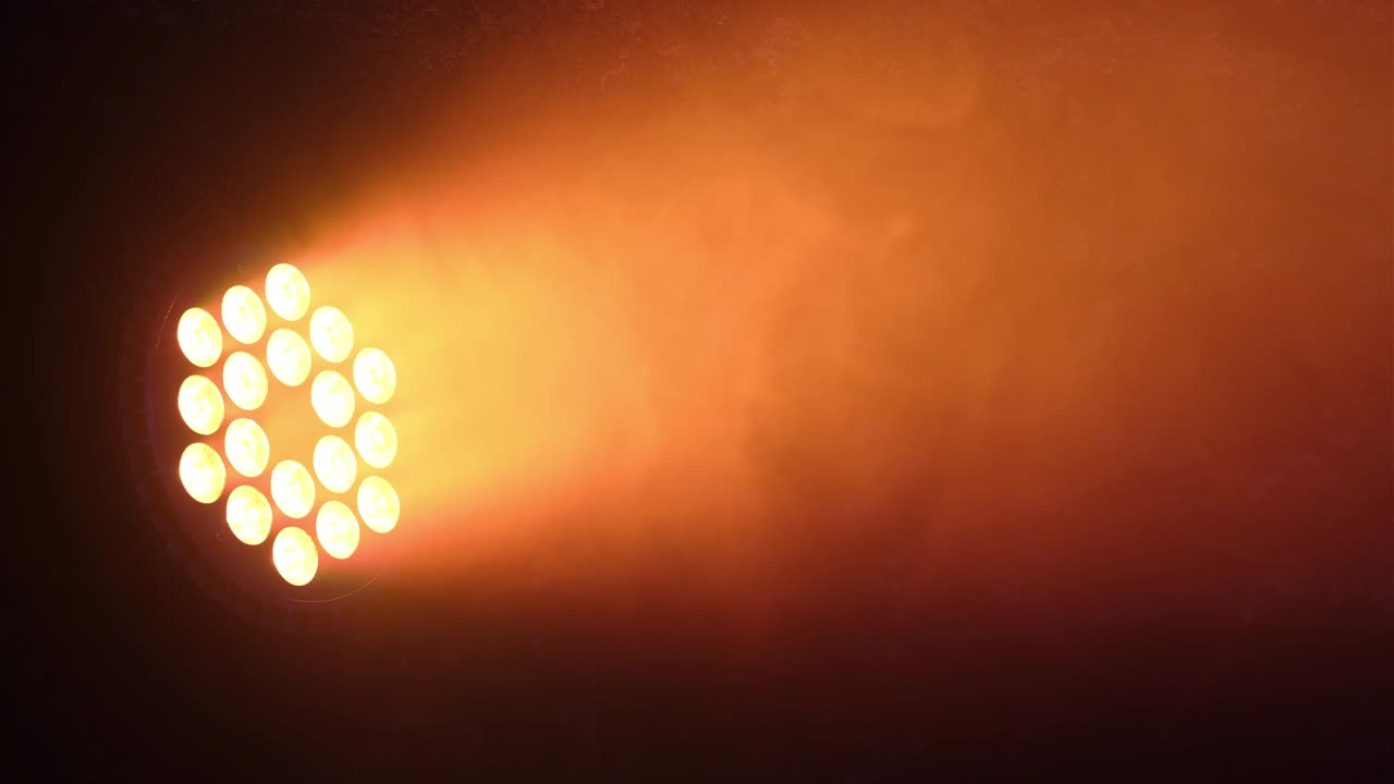 야간 클럽에서 연기가 있는 다채로운 파티 조명 무대