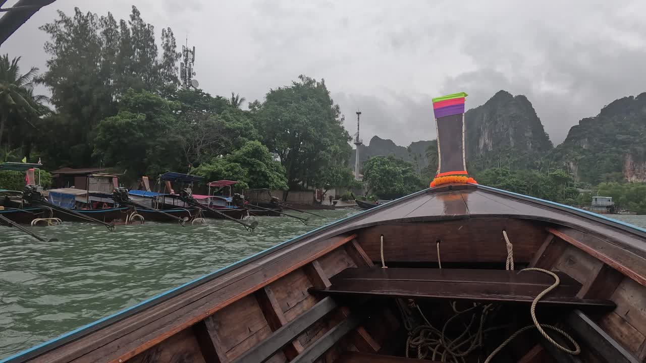 paseo en barco de cola larga en un día nublado en tailandia