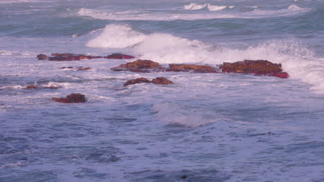 Wellen-Schlagen-Auf-Die-Felsen-Am-Strand