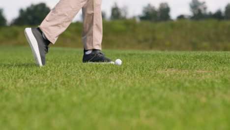 Afroamerikanischer-Mann-Schlägt-Golfball-Auf-Dem-Golfplatz.