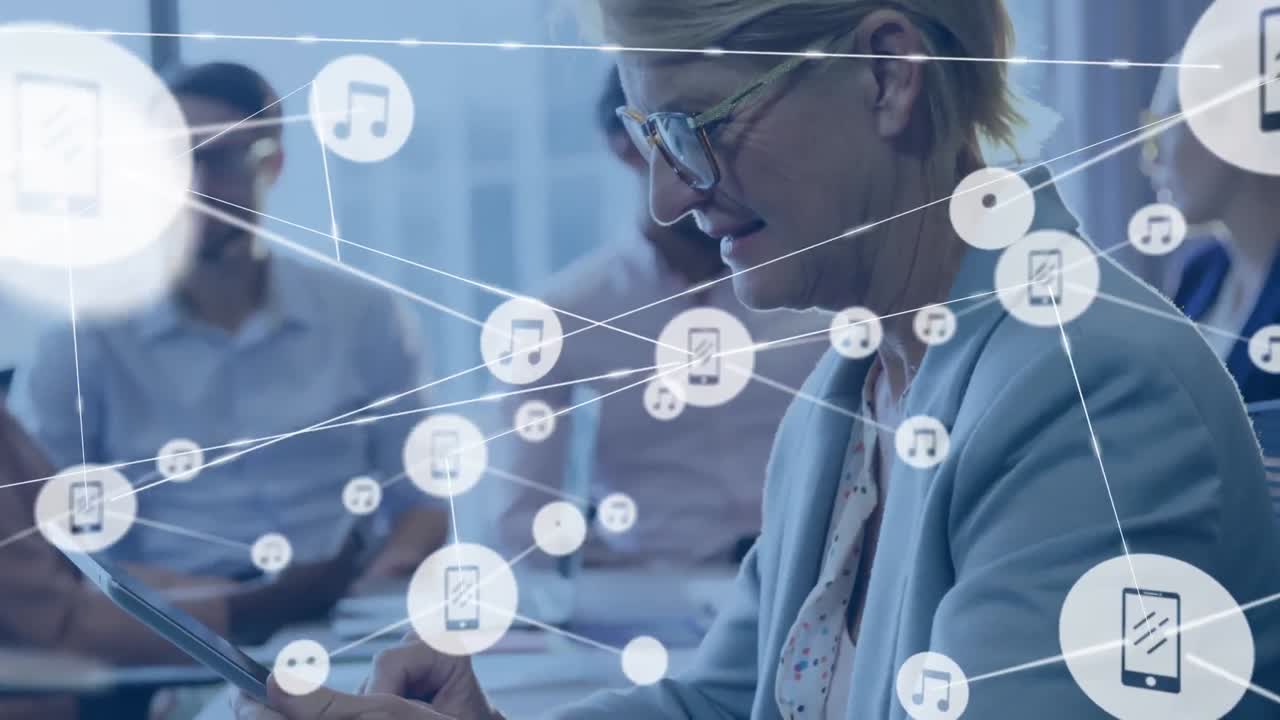 анимация подключенных икон над старшей кавказской бизнесменкой, использующей цифровой планшет в офисе.