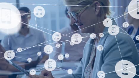 animación de iconos conectados sobre una mujer de negocios caucásica senior usando una tableta digital en la oficina.