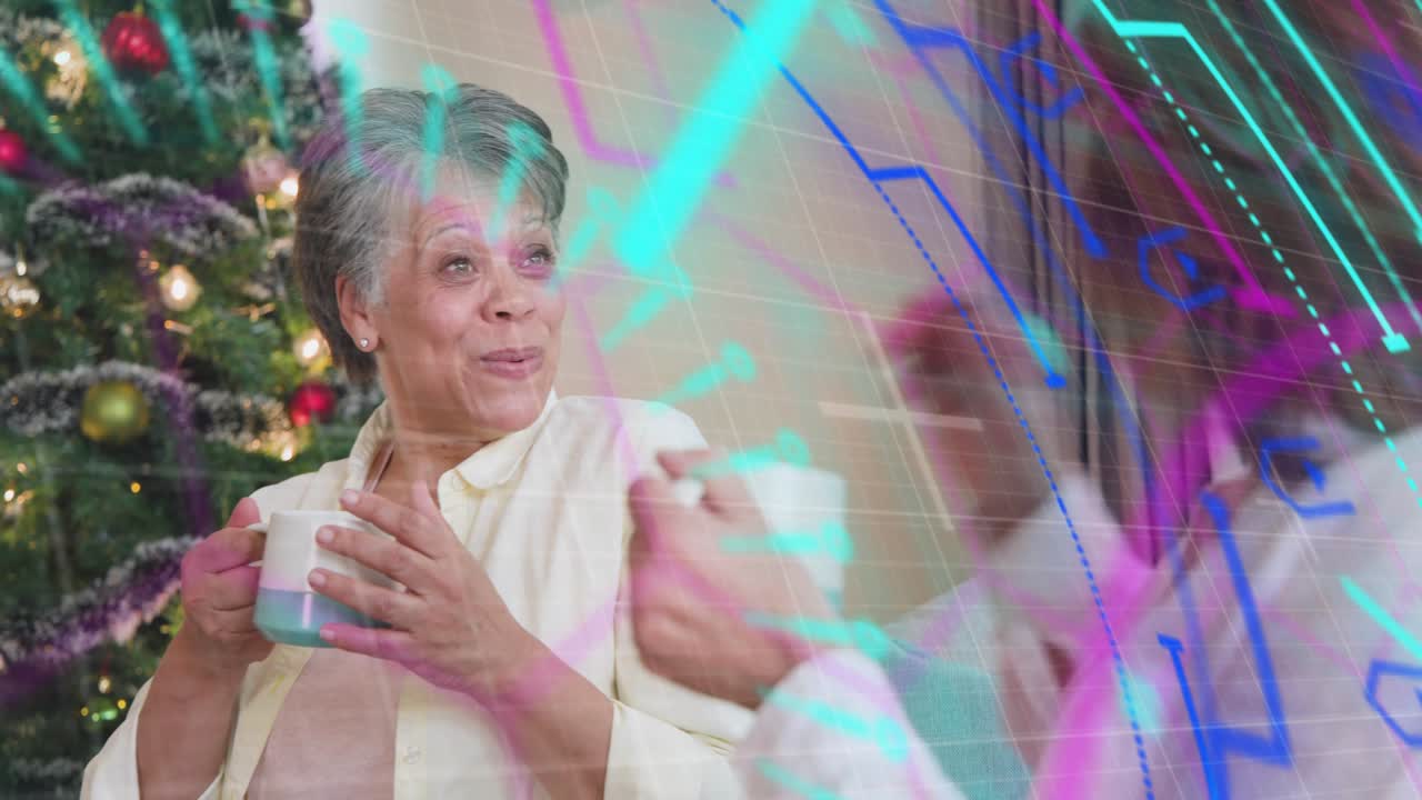 Anziana che indica una sovrapposizione tecnologica scintillante che li avvolge mentre due donne condividono un racconto di vacanza