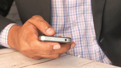 hombre de negocios usando un teléfono inteligente