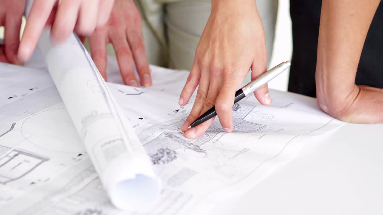 arquitectos revisando los planos