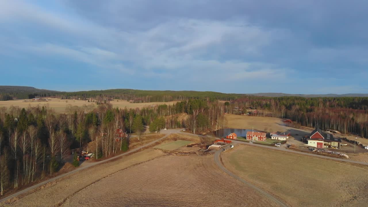 tiro de drone de granja en suecia en invierno pero sin nieve