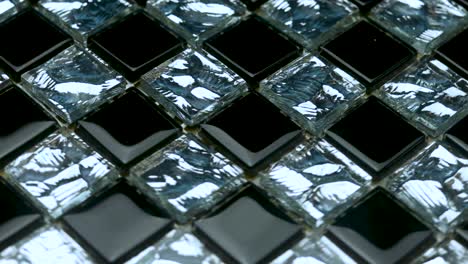 das schwarz-weiße mosaik dreht sich im kreis.