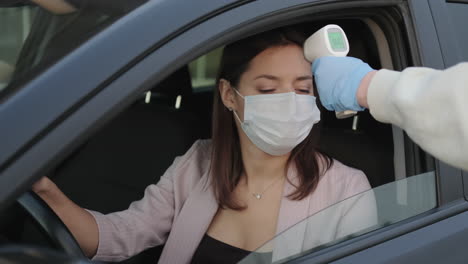mujer comprobando la temperatura en un coche
