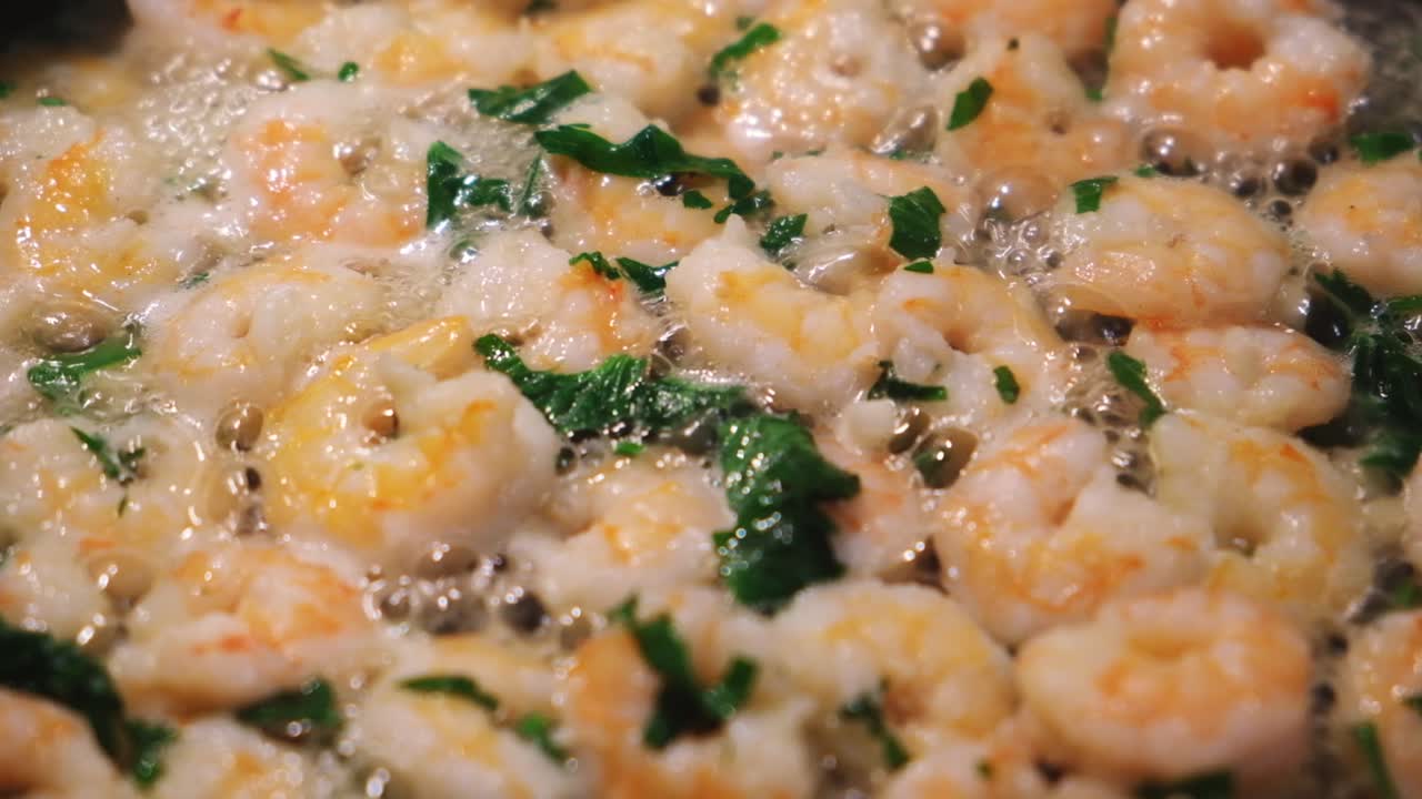 파슬리와 함께 팬에 새우