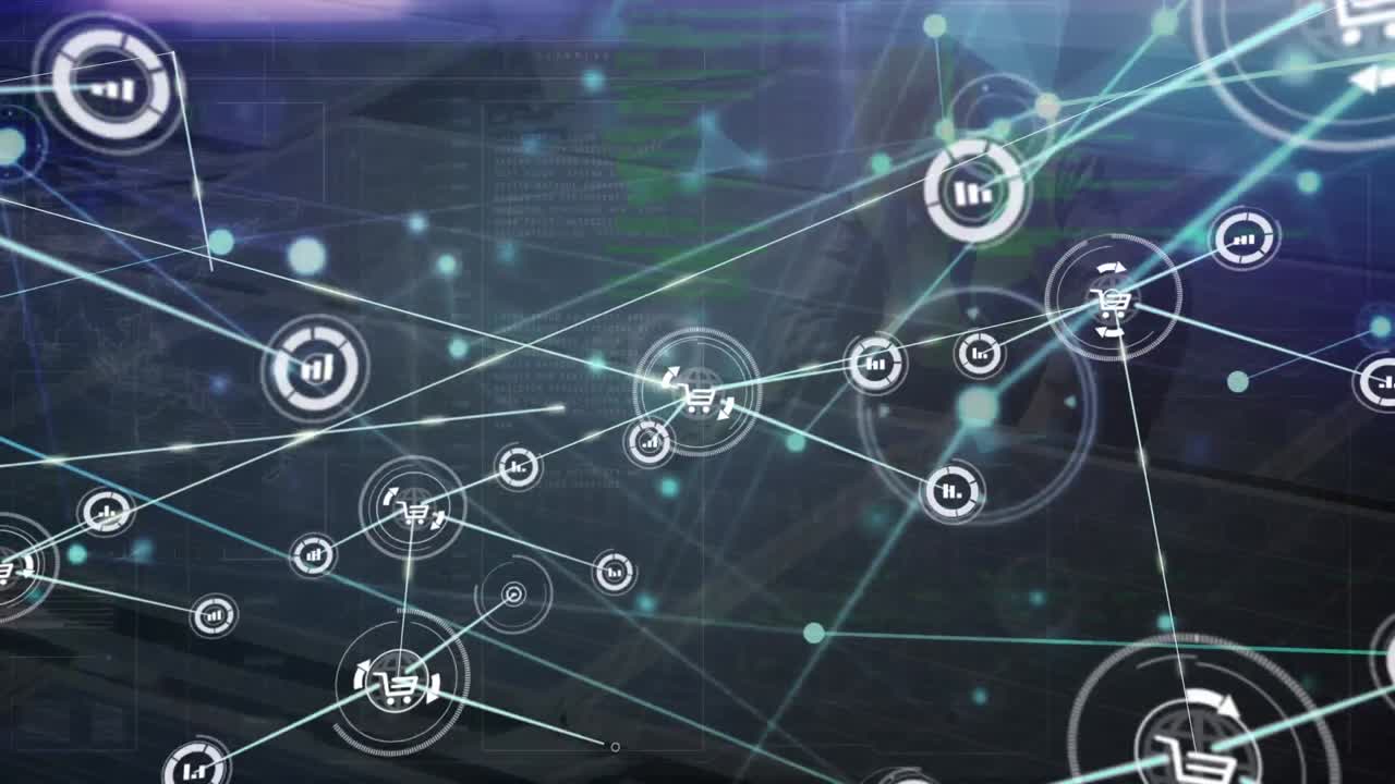 Animazione di una rete di icone digitali sopra un operaio caucasico che installa pannelli solari sul tetto.