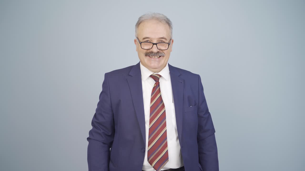 Empresario riendo a la cámara
