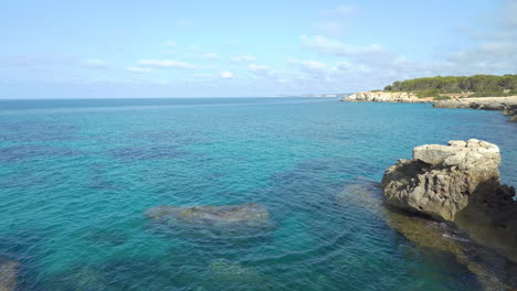 Mar-Mediterráneo-Tranquilo-Y-Transparente-En-La-Costa-Sur-De-La-Isla-De-Menorca