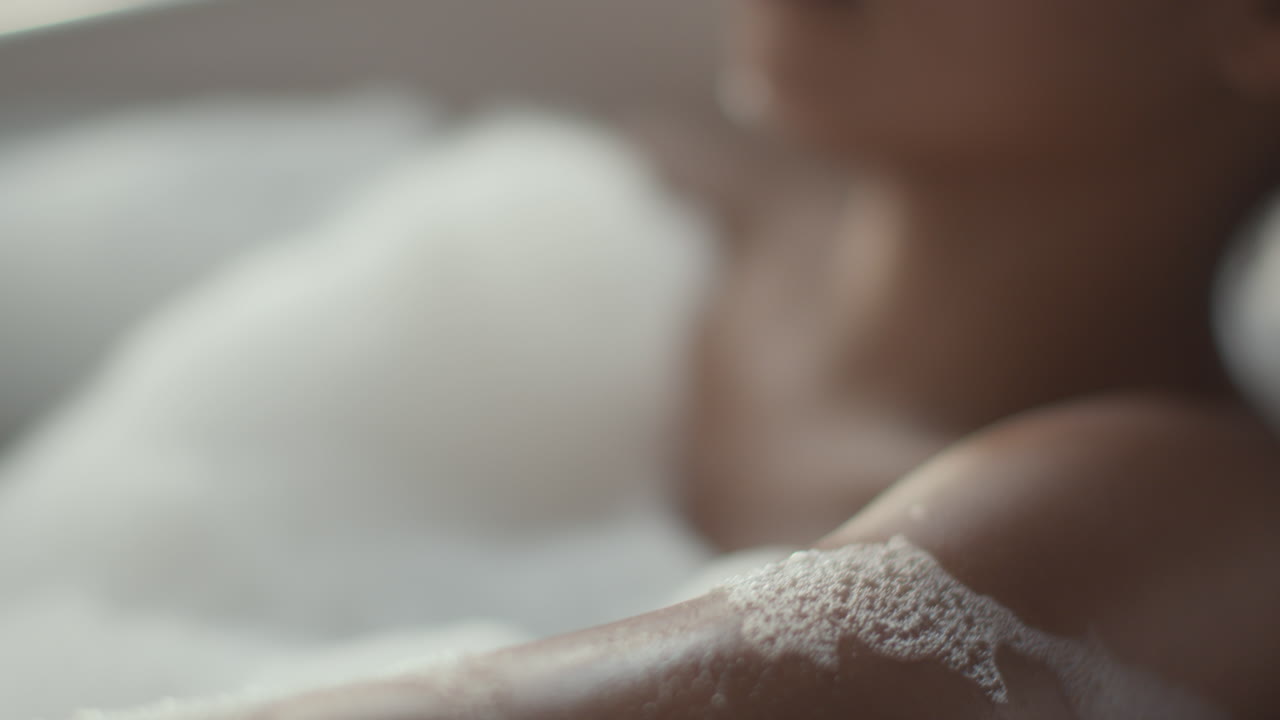 거품 욕조 에서 휴식을 취 하는 여자