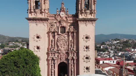 Front-view-of-the-catedral-bells,-the-architectual-design-and-its-pilars