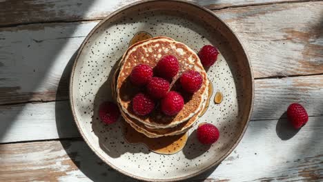 stapel pannenkoeken met frambozen