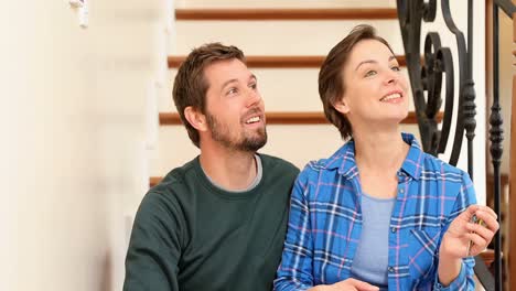 pareja sonriente sentada en la escalera hablando entre sí 4k 4k