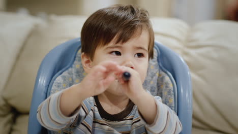 independent kid of two years eats dumplings