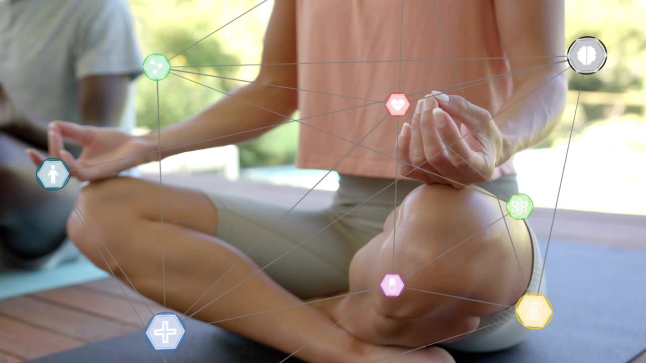 Mujer meditando en la terraza, la cámara panea a la derecha, iconos hexagonales se acercan a la mano y la rodilla, mostrando salud