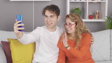 madre e hijo chateando por teléfono.