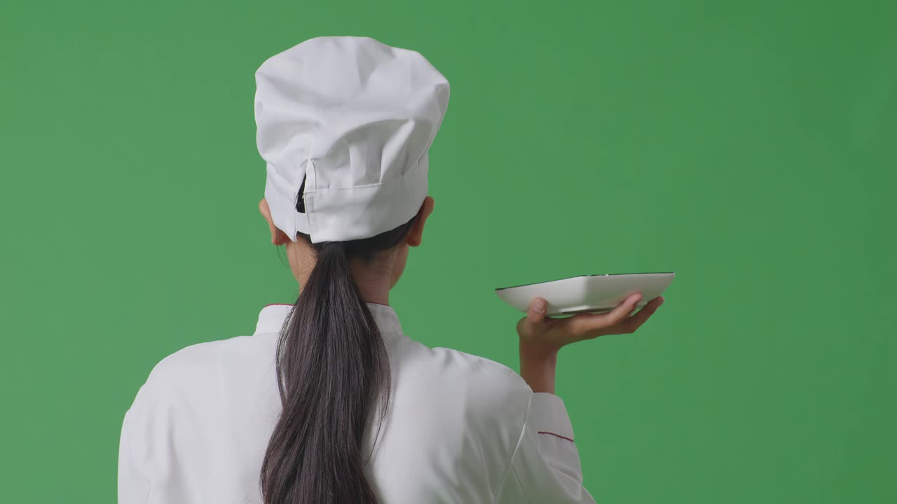 Chef che tiene un piatto