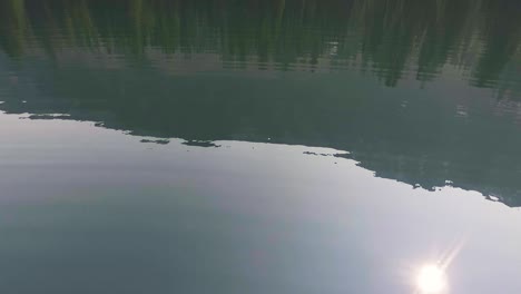 volando sobre un hermoso nadador, el dron se inclina hacia arriba y revela la costa