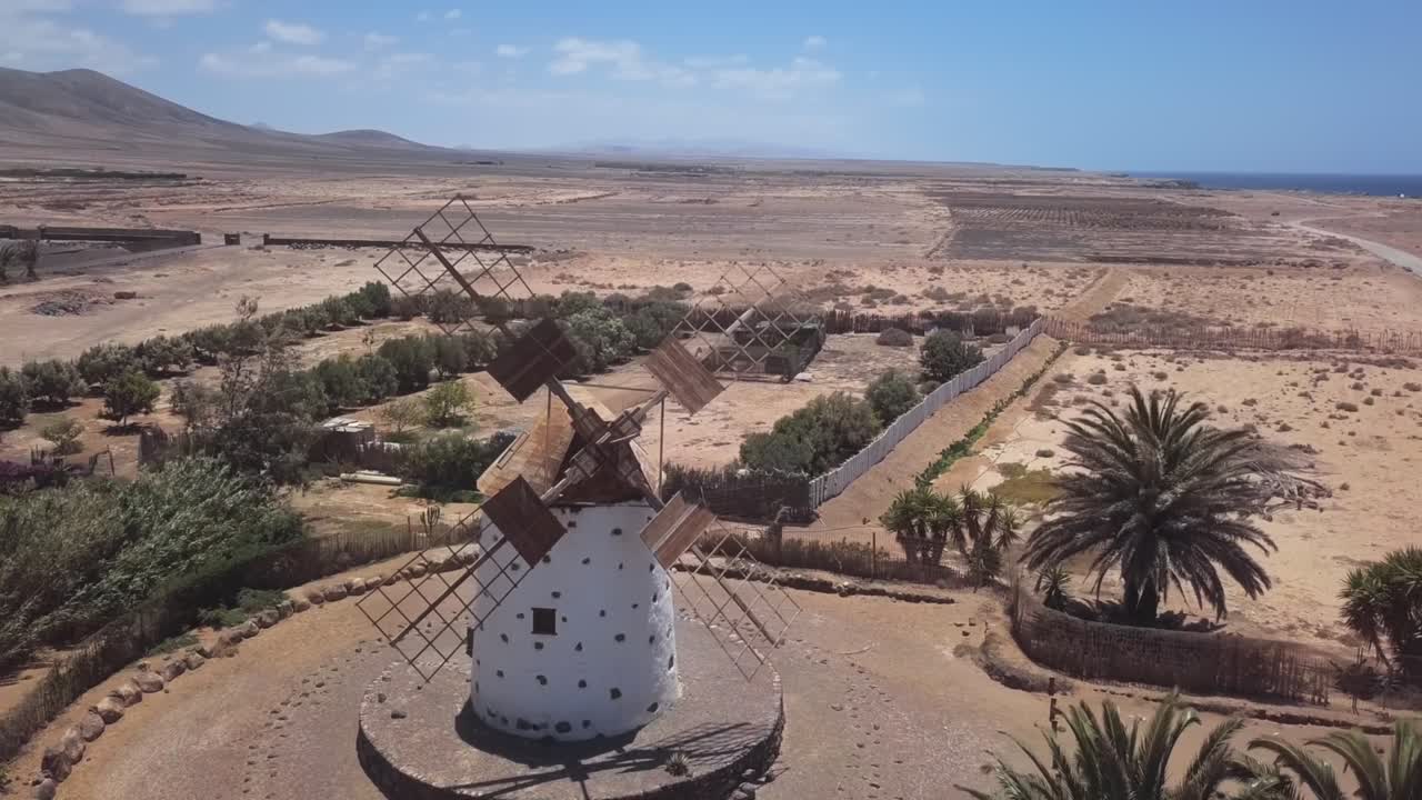 Luftfoto af Molino del Roque vindmølle, nær El Cotillo, Fuerteventura, De Kanariske Øer, Spanien