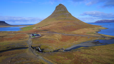 kirkjufell famosa montaña islandesa en otoño bajo un cielo azul