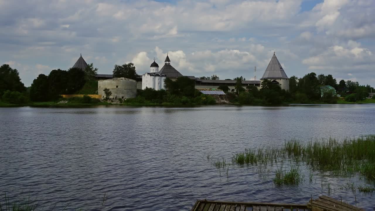 fortaleza de staraya ladoga en el río volkhov, rusia