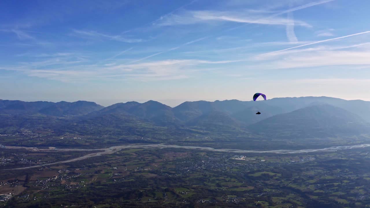 colorido parapente en el aire con el río piave en el fondo, deporte de aventura