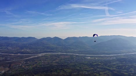 Colorido-Parapente-En-El-Aire-Con-El-Río-Piave-En-El-Fondo,-Deporte-De-Aventura