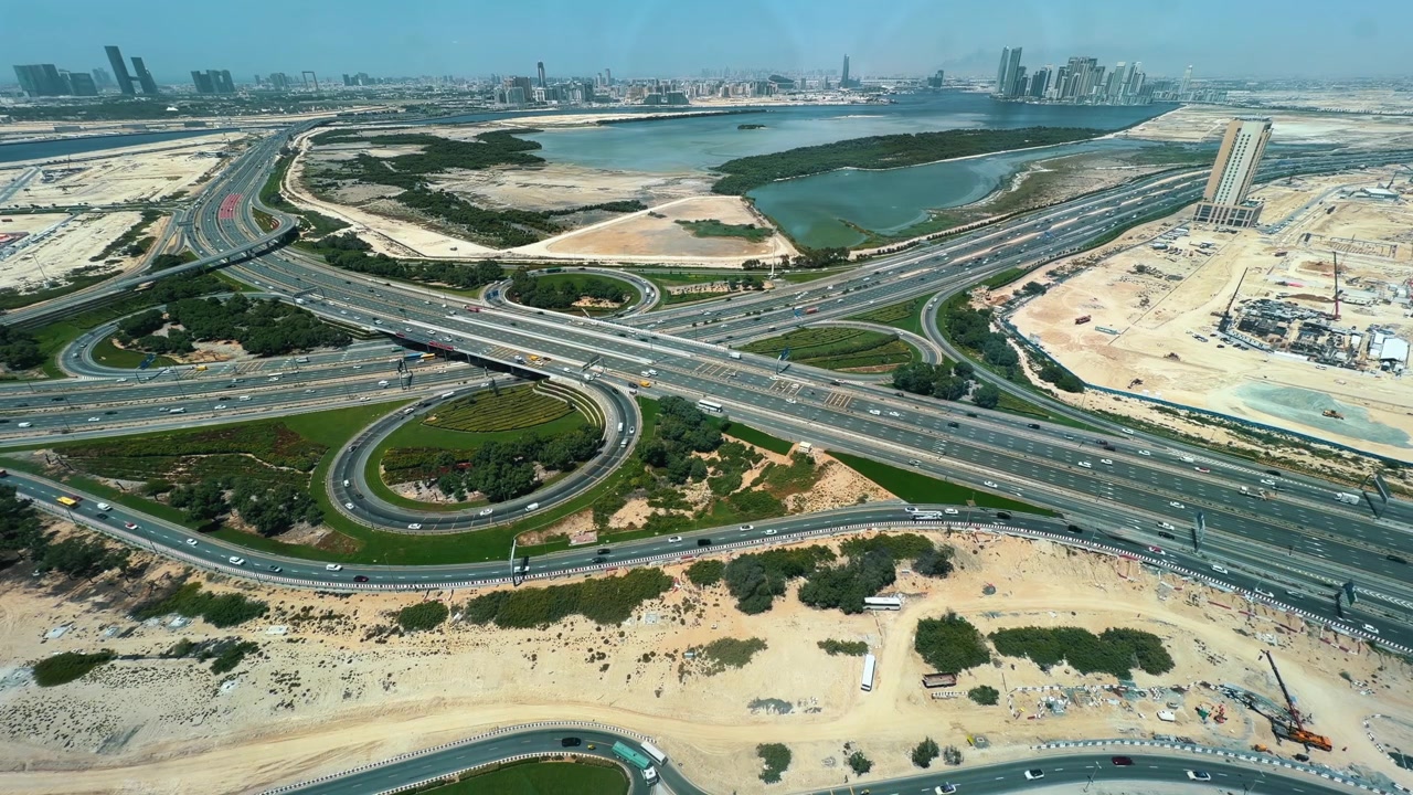 Una vista aérea que captura el flujo de tráfico en la carretera Al Khail en Dubái.