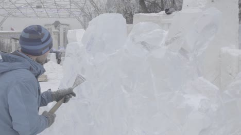 escultor de hielo en el trabajo