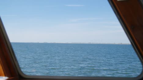 Increíble-Paisaje-Del-Mar-A-Través-De-Una-Ventana-De-Un-Barco-En-Cámara-Lenta