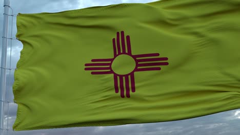 bandera de nuevo méxico ondeando en el viento contra profundas nubes hermoso cielo