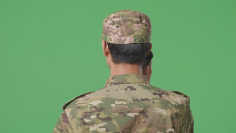 soldado hablando por teléfono (pantalla verde)