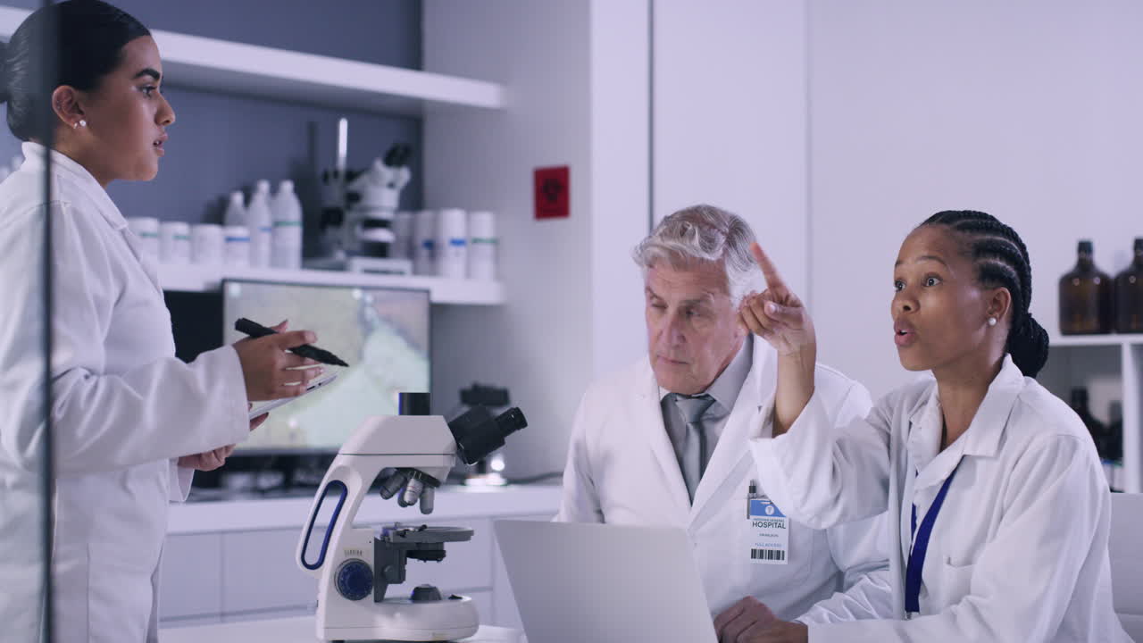 의료 분야에서 노트북을 개발하는 과학자 팀