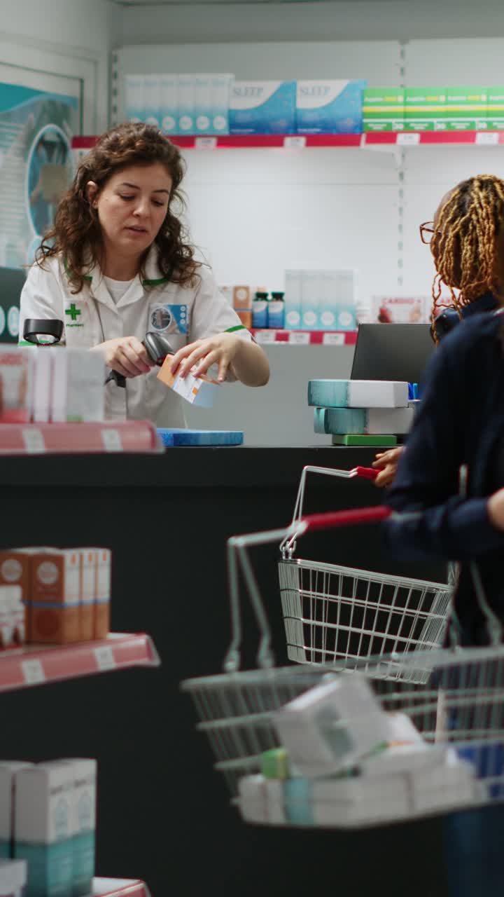 Vertical video: Specialist helping african american client to buy medicaments