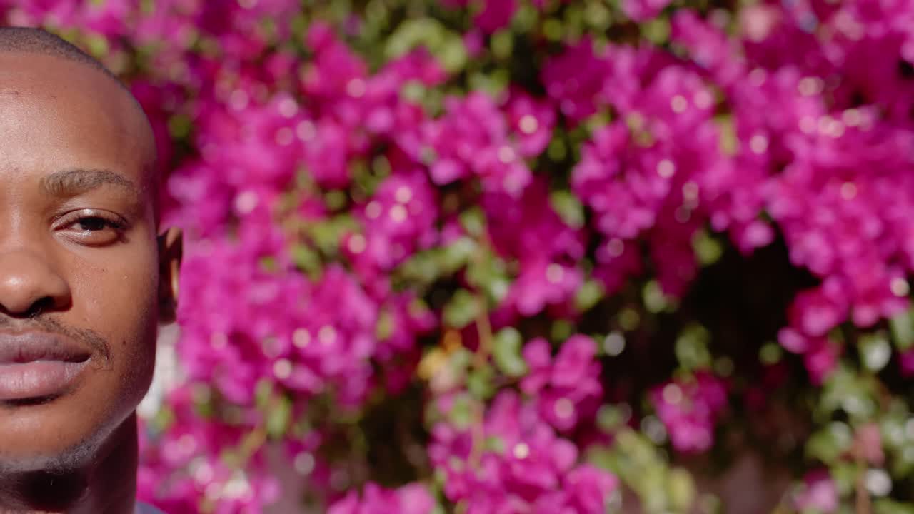 retrato de un feliz hombre afroamericano mirando a la cámara y sonriendo, copia el espacio, cámara lenta.
