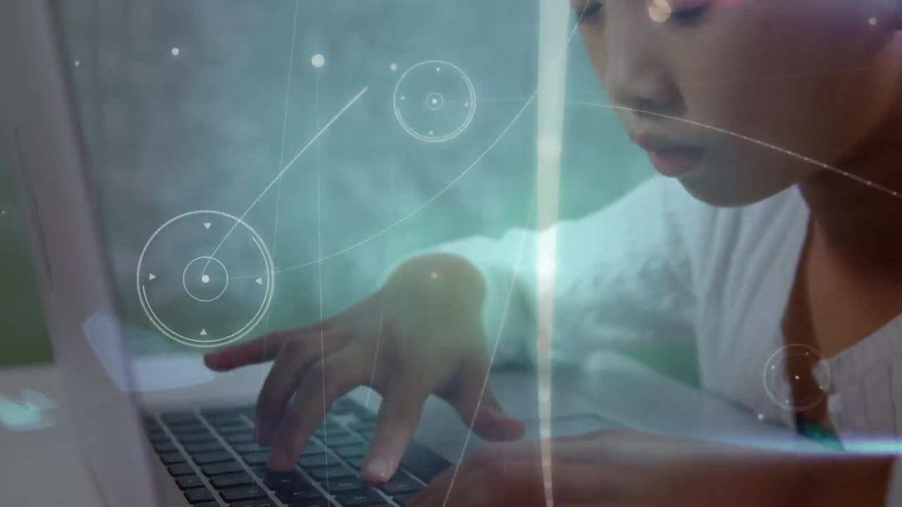 animación de una red brillante de conexiones y procesamiento de datos sobre una niña usando una computadora