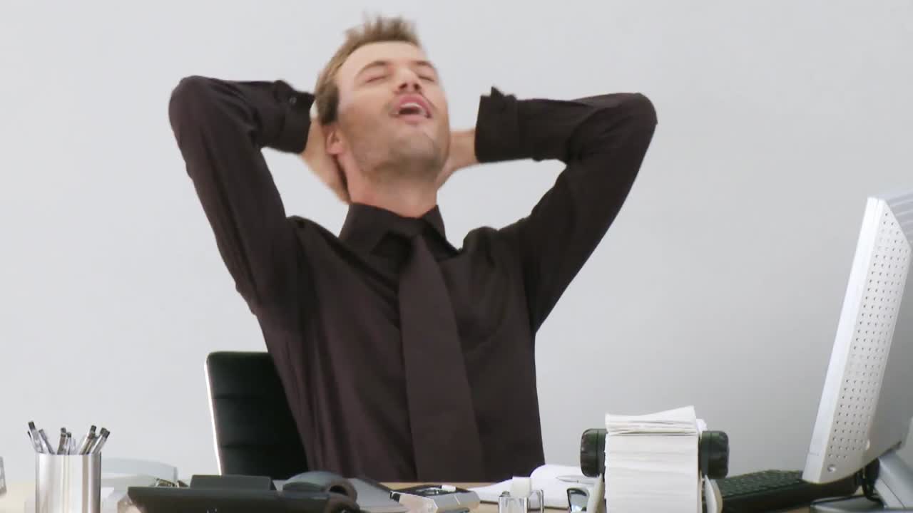 사업가는 그가 결과를 얻은 것에 매우 행복합니다.