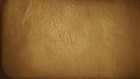 el cambio de luz crea un efecto abstracto en una pared con textura, lo que resulta en un telón de fondo visualmente cautivador