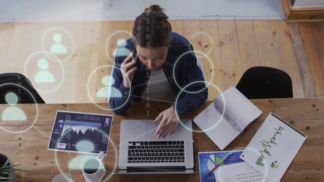 animación de iconos y procesamiento de datos sobre mujer de negocios caucásica en la oficina