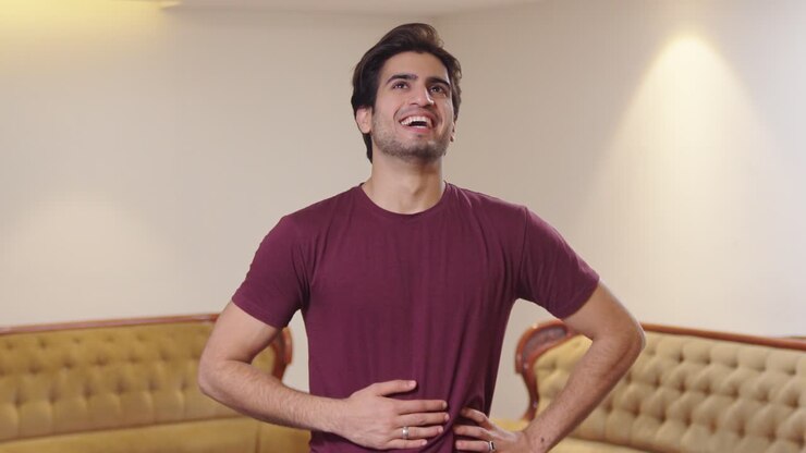 hombre indio relajándose después de un problema