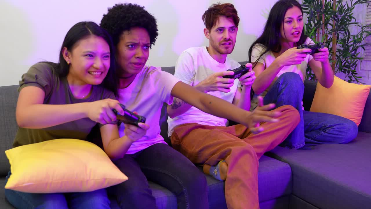 Amigos jugando videojuegos juntos